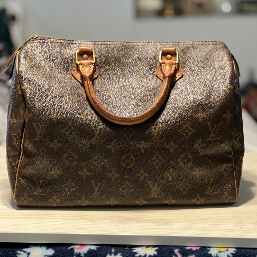 Authentic speedy 25. Good condition.